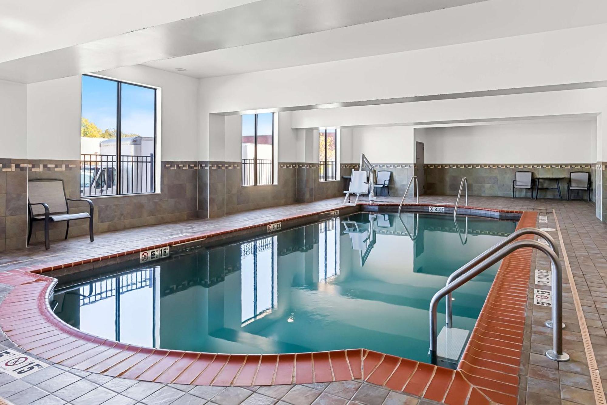 Best Western St. Louis Airport North Hotel & Suites Hazelwood Exterior foto